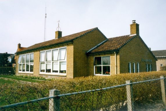 Achterkant school Us Eigen Honk